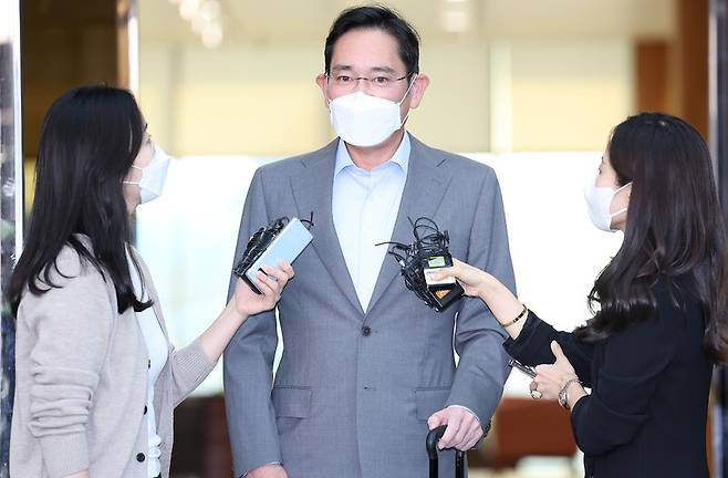 해외 출장을 마친 이재용 삼성전자 부회장이 지난 21일 서울 강서구 서울김포비즈니스항공센터를 통해 귀국하며 취재진 질문에 답하고 있다. 연합뉴스
