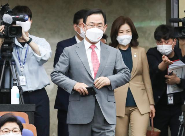 주호영 국민의힘 원내대표가 22일 국회에서 열린 의원총회에 참석하고 있다. 연합뉴스