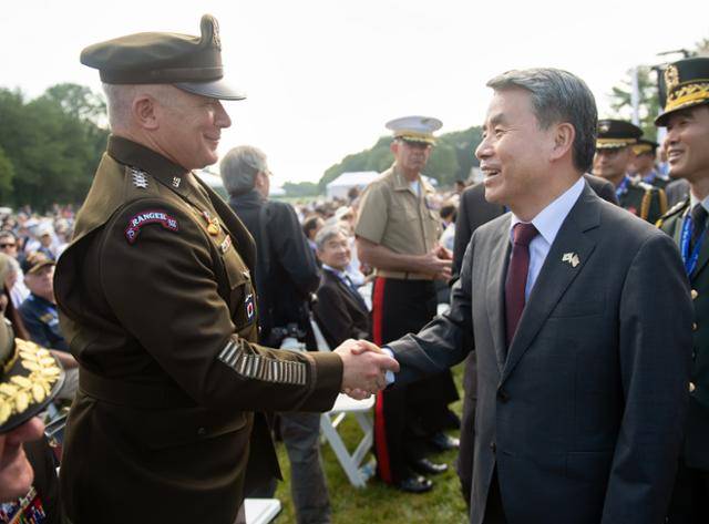 지난 7월 27일(현지시간) 미국 워싱턴 D.C. 한국전 참전용사 기념공원에서 열린 '추모의 벽' 건립 준공행사에서 이종섭(오른쪽) 국방부 장관과 폴 러캐머라 주한미군사령관이 악수를 하며 인사하고 있다. 연합뉴스