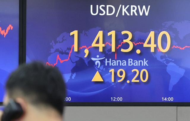 미국 금리 인상 영향으로 22일 원·달러 환율이 1,400원선을 돌파했다. 사진은 이날 서울 중구 명동 하나은행 본점 딜링룸. 연합뉴스