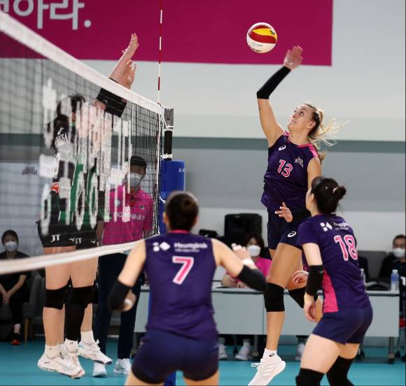 흥국생명 옐레나(13번)가 지난 21일 열린 JT 마블러스와 평가전 도중 스파이크를 시도하고 있다. [사진=흥국생명 핑크스파이더스 배구단]