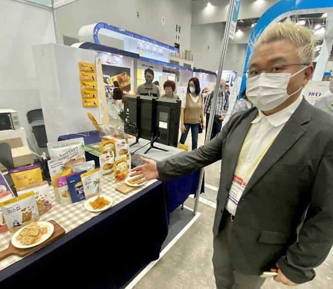 대구국제식품산업전에서 참여한 ㈜셀푸드인터내셔널 유종진 대표. 출처=IT동아