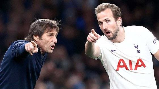 토트넘 사령탑 안토니오 콘테 감독(왼쪽)과 간판 공격수 해리 케인이 최근 나란히 이적설의 주인공으로 떠올랐다. 로이터=연합뉴스
