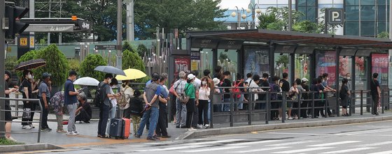 서울역 택시승강장에서 택시를 기다리는 시민들. 승강장에 택시가 없어 줄을 길게 늘어 서 있다. 연합뉴스