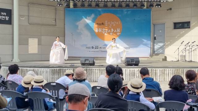 ▲ 22일 원주 문화의 거리에서 열린 제22회 통일맞이 해원상생행사에서 해오름전통무용단이 공연하고 있다.