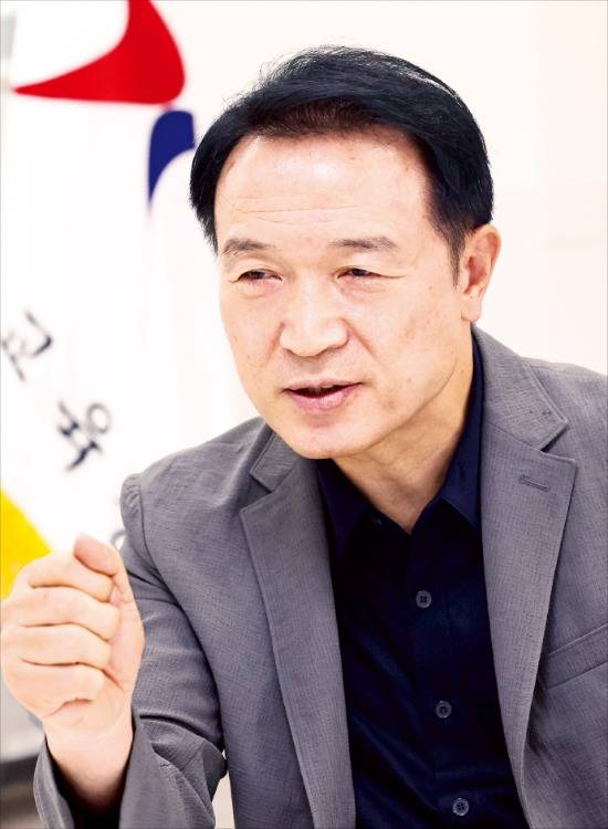 임태희 경기교육감은 22일 “최근 교권 침해 문제의 근본원인은 인성교육의 부재”라며 “기본을 토대로 역량을 쌓는 경기교육을 만들겠다”고 말했다. /김범준 기자