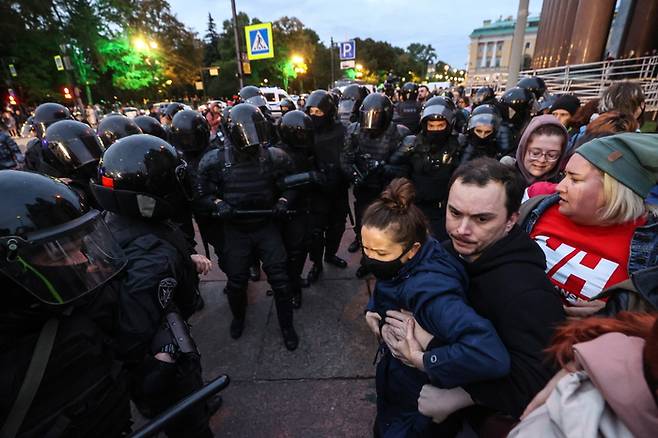 러시아 상트페테르부르크에서 21일(현지시간) 동원령에 반대해 미인가 집회에 나선 시위대가 경찰과 대치하고 있다. 타스연합뉴스