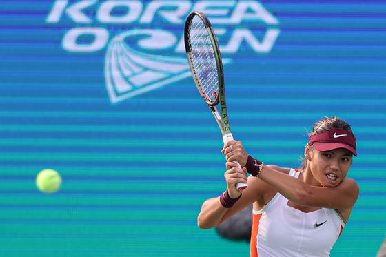 Emma Raducanu returns the ball during a round of 16 game against Yanina Wickmayer of Belgium at the Hana Bank Korea Open at Olympic Park Tennis Center in Songpa District, southern Seoul on Thursday.  [YONHAP]