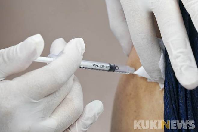 서울 종로구 보건소에서 한 시민이 코로나19 백신을 접종하고 있다.   사진=임형택 기자