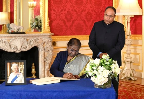 드루파디 무르무 인도 대통령이 18일 런던 랭커스터 하우스에서 엘리자베스 2세 여왕의 조문록을 쓰고 있다. 로이터연합뉴스