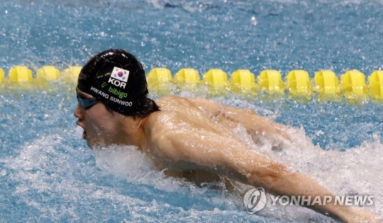 한국 수영 간판스타 황선우가 접영 100m에서 힘찬 스트로크를 하는 모습. [연합뉴스 자료사진]