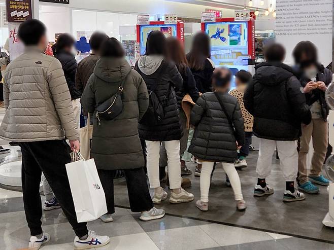 게임기 앞으로 긴 줄을 서 있다. [사진 출처 = 연합뉴스]