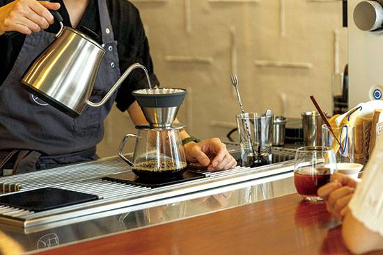 서울 성동구 성수동 `기미사 성수`에서는 보이차와 커피를 조합한 다양한 음료와 디저트로 구성된 커피 코스를 맛볼 수 있다. (윤관식 기자)