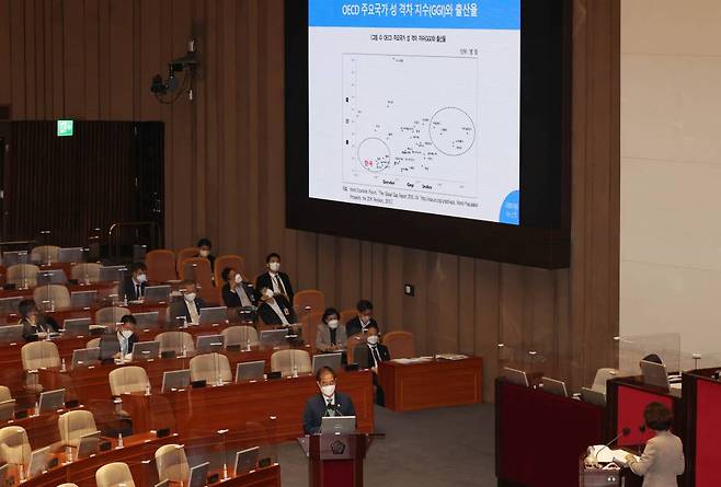 한덕수 국무총리가 22일 오후 서울 여의도 국회 본회의장에서 열린 교육·사회·문화 대정부질문에서 OECD 주요국가 성 격차 지수와 출산율에 관한 권인숙 더불어민주당 의원 질의에 답변하고 있다. / 사진제공=뉴시스