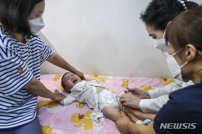 [서울=뉴시스] 정병혁 기자 = 독감 무료접종이 시작된 21일 오후 서울 노원구 미즈아이달빛어린이병원에서 아이가 독감 예방 주사를 맞고 있다. 2022.09.21. jhope@newsis.com