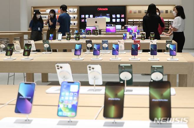 [서울=뉴시스] 김금보 기자 = 22일 오전 서울 송파구 애플스토어 잠실점에서 미디어프리뷰행사가 진행되고 있다. 오는 24일 롯데월드몰 1층에 정식 개점하는 애플스토어 잠실점은 지난 4월 문을 연 명동점에 이은 국내 4호점이다. 2022.09.22. kgb@newsis.com