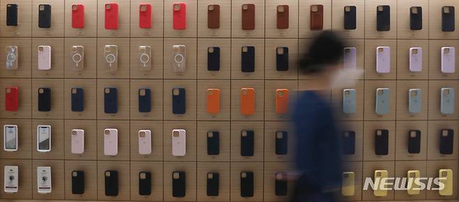 [서울=뉴시스] 김금보 기자 = 22일 오전 서울 송파구 애플스토어 잠실점에서 미디어프리뷰행사가 진행되고 있다. 오는 24일 롯데월드몰 1층에 정식 개점하는 애플스토어 잠실점은 지난 4월 문을 연 명동점에 이은 국내 4호점이다. 2022.09.22. kgb@newsis.com