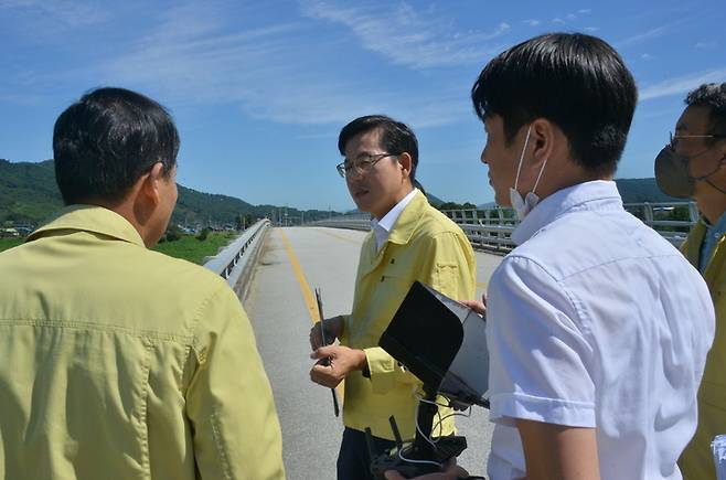 전북 순창군 정화영 부군수(가운데)가 '대한민국 안전 대전환을 위한 집중안전점검'의 일환으로 240m길이의 우량교에 대한 안전점검에 나서 교량시설물을 살피고 있다. *재판매 및 DB 금지