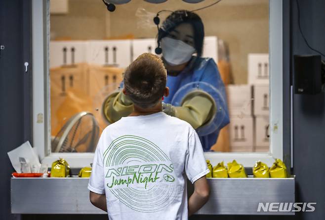 [서울=뉴시스] 정병혁 기자 = 0시 기준 국내 코로나19 신규확진자가 4만1286명으로 집계된 지난 21일 오전 서울 용산구보건소 선별진료소를 찾은 시민이 코로나19 검사를 받고 있다. 2022.09.22. jhope@newsis.com