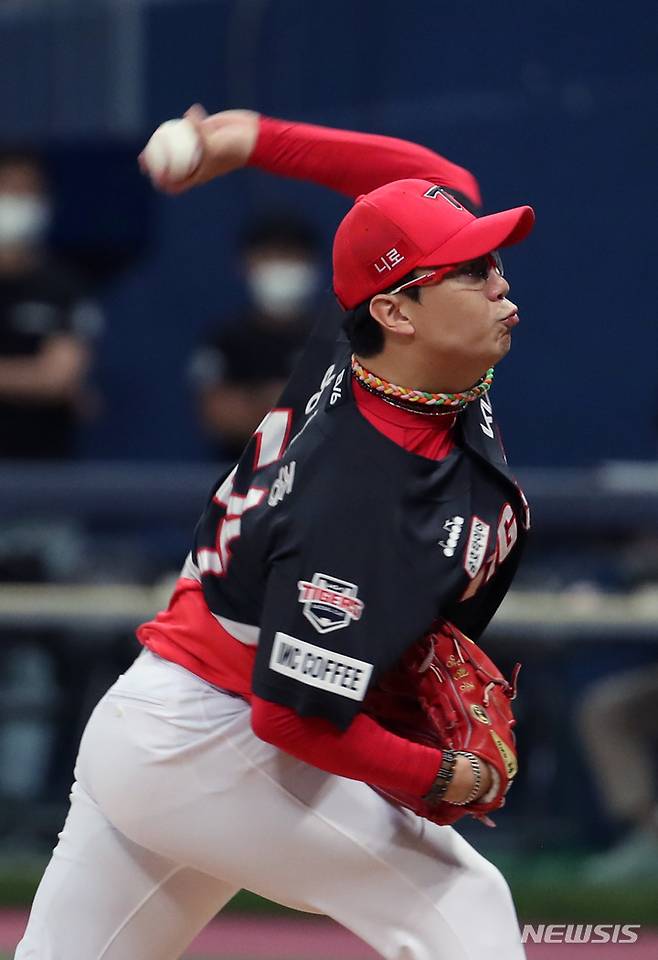 [서울=뉴시스] 고승민 기자 = 24일 서울 고척스카이돔에서 열린 2022 KBO 리그 KIA 타이거즈 대 키움 히어로즈 경기, 키움 공격 1회말 KIA 선발투수 양현종이 역투하고 있다. 2022.08.24. kkssmm99@newsis.com
