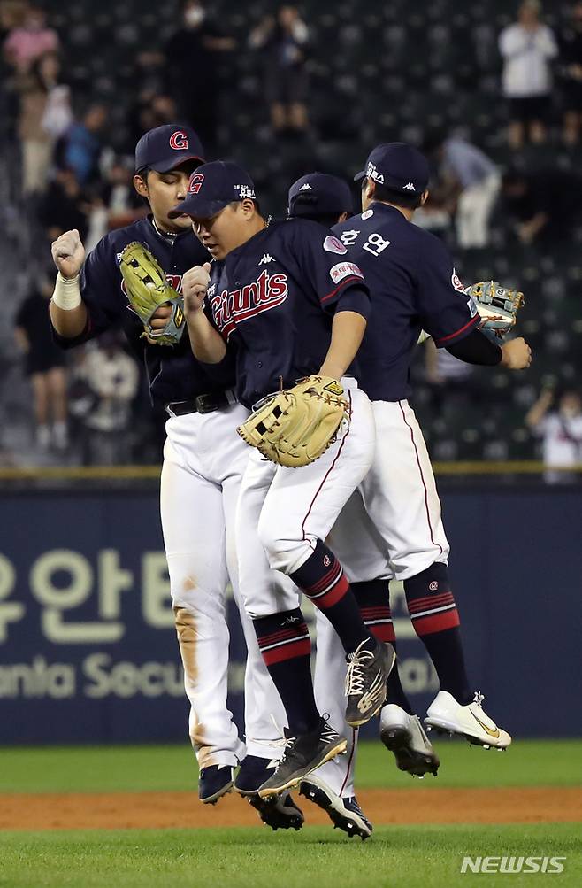 [서울=뉴시스] 고승민 기자 = 22일 서울 잠실야구장에서 열린 2022 KBO 리그 롯데 자이언츠 대 LG 트윈스 경기, 7대1로 LG를 꺾은 롯데 선수들이 자축하고 있다. 2022.09.22. kkssmm99@newsis.com