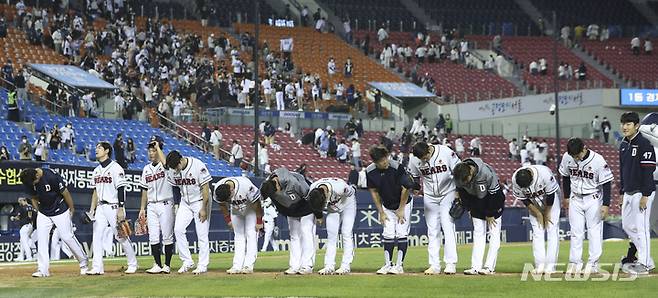 [서울=뉴시스] 김근수 기자 = 20일 오후 서울 송파구 잠실야구장에서 열린 NC 다이노스와 두산베어스의 경기, 경기 종료 후 두산 선수들이 인사를 나누고 있다. 2022.09.20. ks@newsis.com