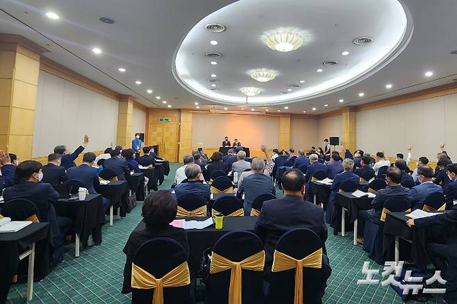 기장총회 정치부에서 상정 안건에 대해 거수 투표를 하는 모습.