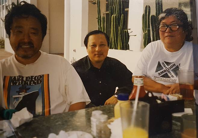 1990년대 후반 미국에서 백남준(왼쪽부터), 김양수, 구보타 시게코가 함께 있는 모습. 두손갤러리 제공