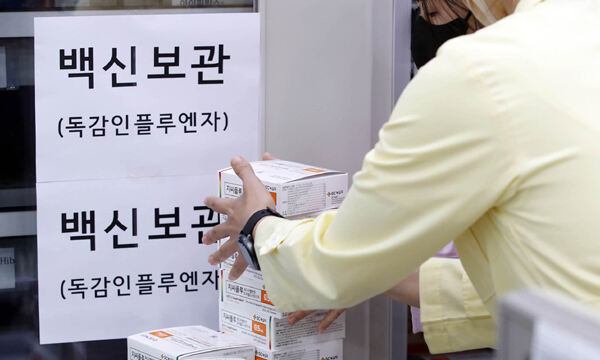 광주 북구보건소 접종실에서 감염병예방팀 직원들이 관내 의료기관에 추가 공급할 백신의 수량을 확인하고 있다. 연합뉴스