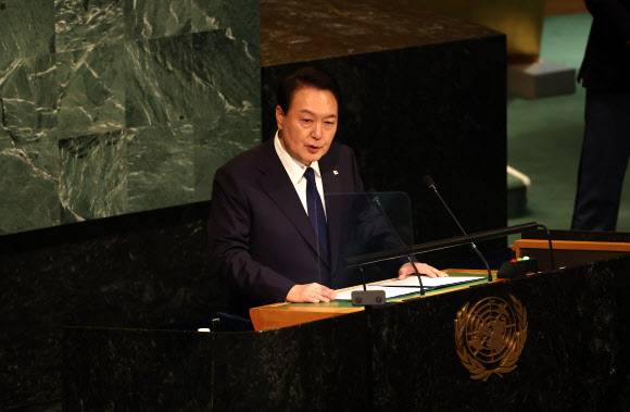 윤석열 대통령이 20일(현지시간) 저녁 미국 뉴욕의 유엔 총회장에서 기조연설을 하고 있다. 연합뉴스