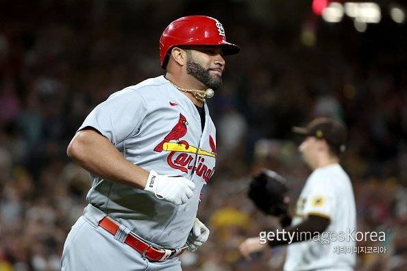 앨버트 푸홀스(세인트루이스)가 22일(한국시간) 샌디에이고전 7회 팀의 첫 안타를 때려낸 뒤 1루로 향하고 있다. 사진=게티이미지코리아