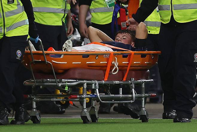 들 것에 실려나가는 네이선 패터슨. Getty Images 코리아