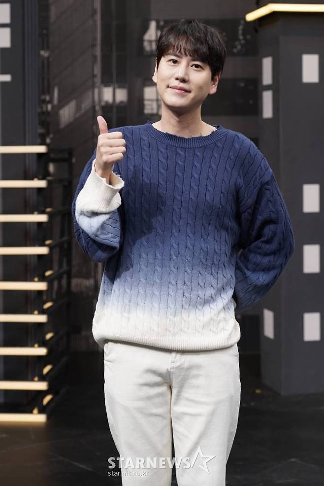 가수 규현이 22일 오전 온라인 생중계로 진행된 JTBC 예능 '한문철의 블랙박스 리뷰' 제작발표회에 참석해 포즈를 취하고 있다. 대한민국 교통문화 개선을 위한 한.블.리의 '엄지척 드라이버' 프로젝트 '한문철의 블랙박스 리뷰'는 오늘(22일) 첫 방송된다. /사진제공=JTBC 2022.09.22 /사진=이동훈 기자 photoguy@