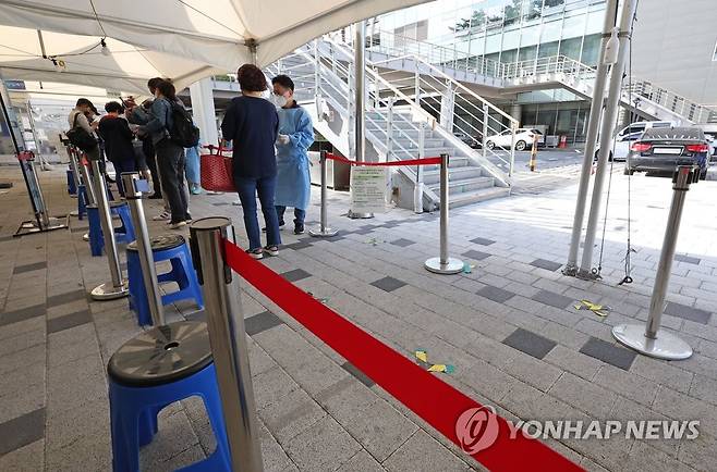 줄어드는 검사자, 재유행 감소세? (서울=연합뉴스) 류영석 기자 = 신종 코로나바이러스 감염증(코로나19) 국내 신규 확진자 수가 3만3009명을 기록하며 재유행 감소세를 보이는 22일 오전 서울 마포구보건소 코로나19 선별진료소가 한산한 모습이다. 2022.9.22 ondol@yna.co.kr