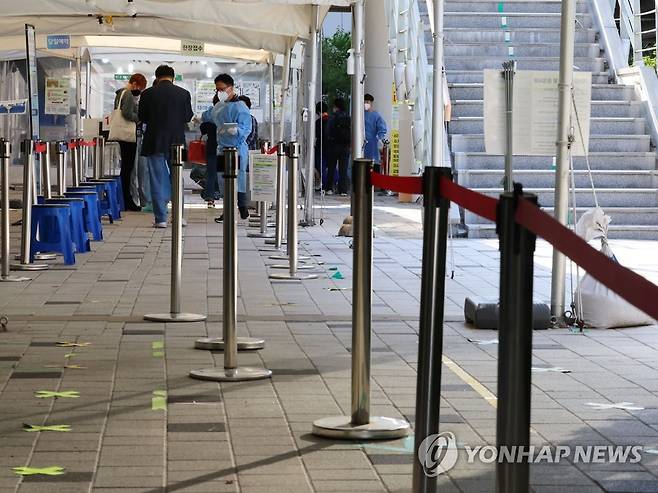 한산한 선별진료소 (서울=연합뉴스) 류영석 기자 = 신종 코로나바이러스 감염증(코로나19) 국내 신규 확진자 수가 3만3009명을 기록하며 재유행 감소세를 보이는 22일 오전 서울 마포구보건소 코로나19 선별진료소가 한산한 모습이다. 2022.9.22 ondol@yna.co.kr