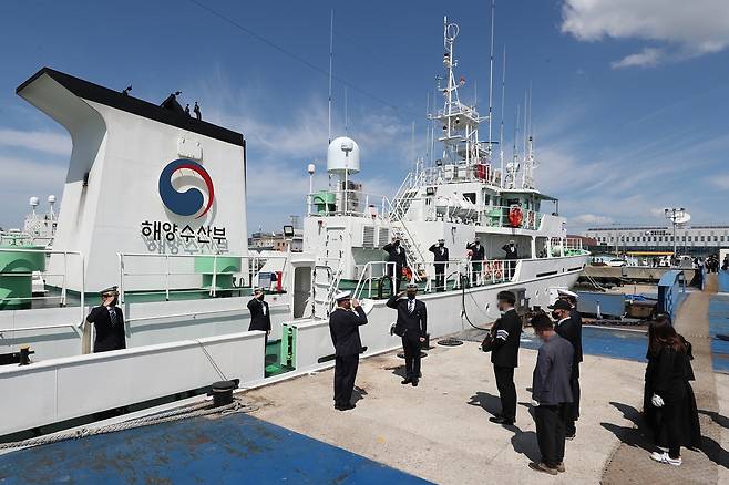 '북한 피살 공무원' 추모 노제 (목포=연합뉴스) 정회성 기자 = 서해상에서 북한군에 피살된 고(故) 이대준 해양수산부 주무관의 추모 노제가 22일 낮 전남 목포시 서해어업관리단 전용 부두에서 엄수돼 고인의 동료들이 어업지도선 무궁화 10호에 도착한 장례 행렬을 향해 거수경례하고 있다.