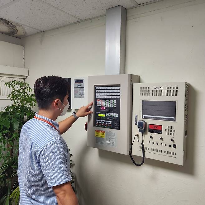 병·의원 입주 건축물 점검 중인 조사원 [강원도소방본부 제공. 재판매 및 DB 금지]