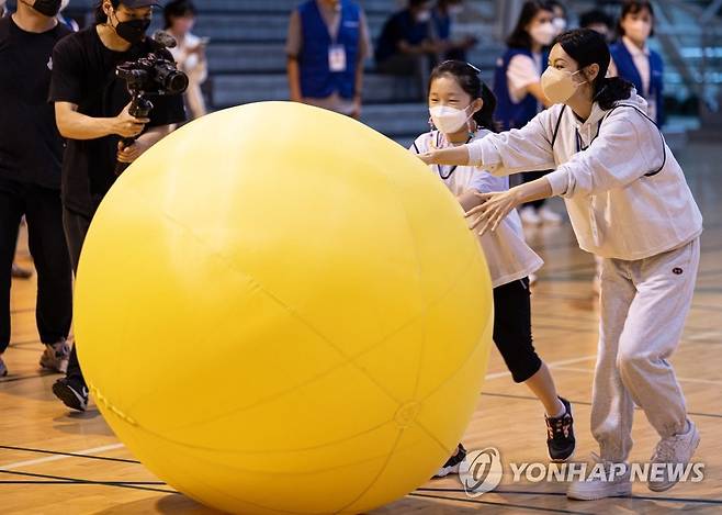 발달장애인을 위한 미니운동회에 참석한 배우 김소연 씨 [연합뉴스 자료사진]