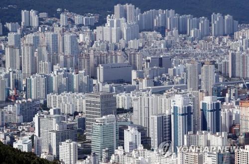 조정지역서 해제된 부산시 연제구·동래구 일대 아파트와 고층 빌딩 [연합뉴스 자료사진]