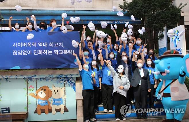 푸른나무재단, 2022 전국 학교폭력·사이버폭력 실태조사 및 대책 발표 (서울=연합뉴스) 푸른나무재단이 22일 서울 서초구 푸른나무재단 본부에서 '2022 전국 학교폭력·사이버폭력 실태조사 및 대책 발표 기자회견'을 개최했다. 사진은 사이버폭력 예방 캠페인 '사이버정글 속 방관의 탈을 벗어라' 퍼포먼스 하는 푸른나무재단 관계자들. 2022.9.22 [푸른나무재단 제공. 재판매 및 DB 금지] photo@yna.co.kr