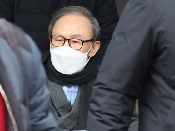 지난 2021년 2월 서울대병원에서 퇴원하는 이명박 전 대통령. 〈사진-연합뉴스〉
