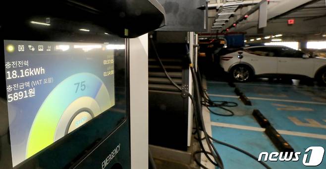 서울 용산역 주차장에 위치한 전기차 충전소. (자료사진) 2022.9.1/뉴스1