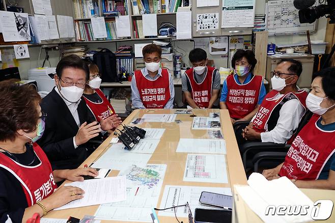 이재명 더불어민주당 대표가 지난 7월18일 서울 서대문구 연세대학교 노천극장 창고에서 청소노동자들과 가진 현장간담회에서 발언하고 있다./뉴스1 ⓒ News1 국회사진취재단