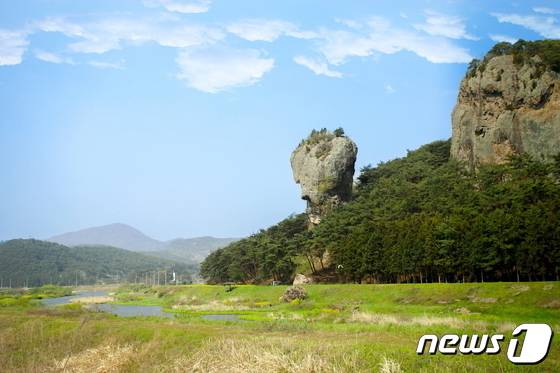 (고창=뉴스1) 박제철 기자 = 전북 고창군과 문화재청이 23일 오후 고창군 아산면 ‘고창 병바위 일원’에서 국가지정문화재 명승 지정을 기념하기 위한 축하행사를 개최했다. 고창 병바위/2022.9.23/뉴스1/DB)