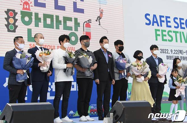 오세훈 서울시장이 '2022 서울안전한마당' 행사에서 유공자들과 함께 기념사진을 촬영하고 있다.(서울시 제공)