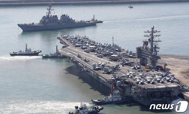 미 해군 핵추진 항공모함 '로널드 레이건'(CVN-76)이 23일 오전 부산 남구 해군작전사령부에 입항하고 있다. 2022.9.23/뉴스1 ⓒ News1 김영훈 기자