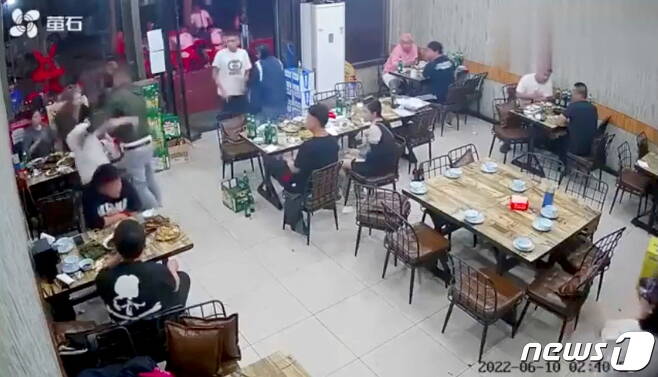 중국 허베이성 탕산시 한 고깃집에서 새벽 2시30분경 여성에게 폭행을 가하는 남성의 모습이 담긴 CCTV 화면 2022.06.10 ⓒ 로이터=뉴스1 ⓒ News1 정윤미 기자