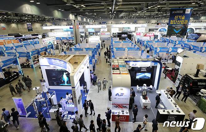 21일 경기도 고양시 일산 킨텍스에서 열린 '대한민국 방위산업전 2022(DX KOREA 2022)'에서 관람객들이 전시를 둘러보고 있다. 대한민국 방위산업전은 국내 최대 규모의 지상무기 전시회로, 2014년부터 격년제로 개최하며 올해 5회째다. 2022.9.21/뉴스1 ⓒ News1 이동해 기자