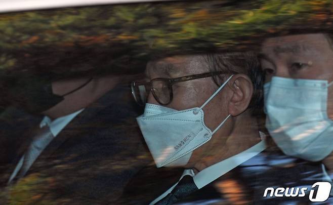 이명박 전 대통령을 태운 차량이 2020년 11월2일 오후 서울 강남구 논현동 자택에서 중앙지방검찰청으로 이동하고 있다.2020.11.2/뉴스1 ⓒ News1