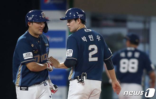 7일 오후 부산 동래구 사직야구장에서 열린 프로야구 '2022 신한은행 SOL KBO리그' NC 다이노스와 롯데 자이언츠의 경기에서 8회초 2사 1,3루 NC 김기환의 1타점 적시타로 박민우가 홈인하고 있다. 2022.8.7/뉴스1 ⓒ News1 김영훈 기자